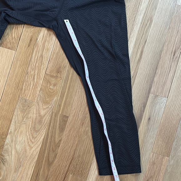 Lululemon Black High-Waisted Leggings with Subtle Pattern sz 10 - Picture 5 of 5